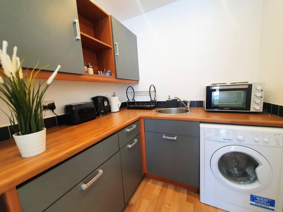 برمنغهام Contemporary Modern Studio Apartment - City Centre المظهر الخارجي الصورة